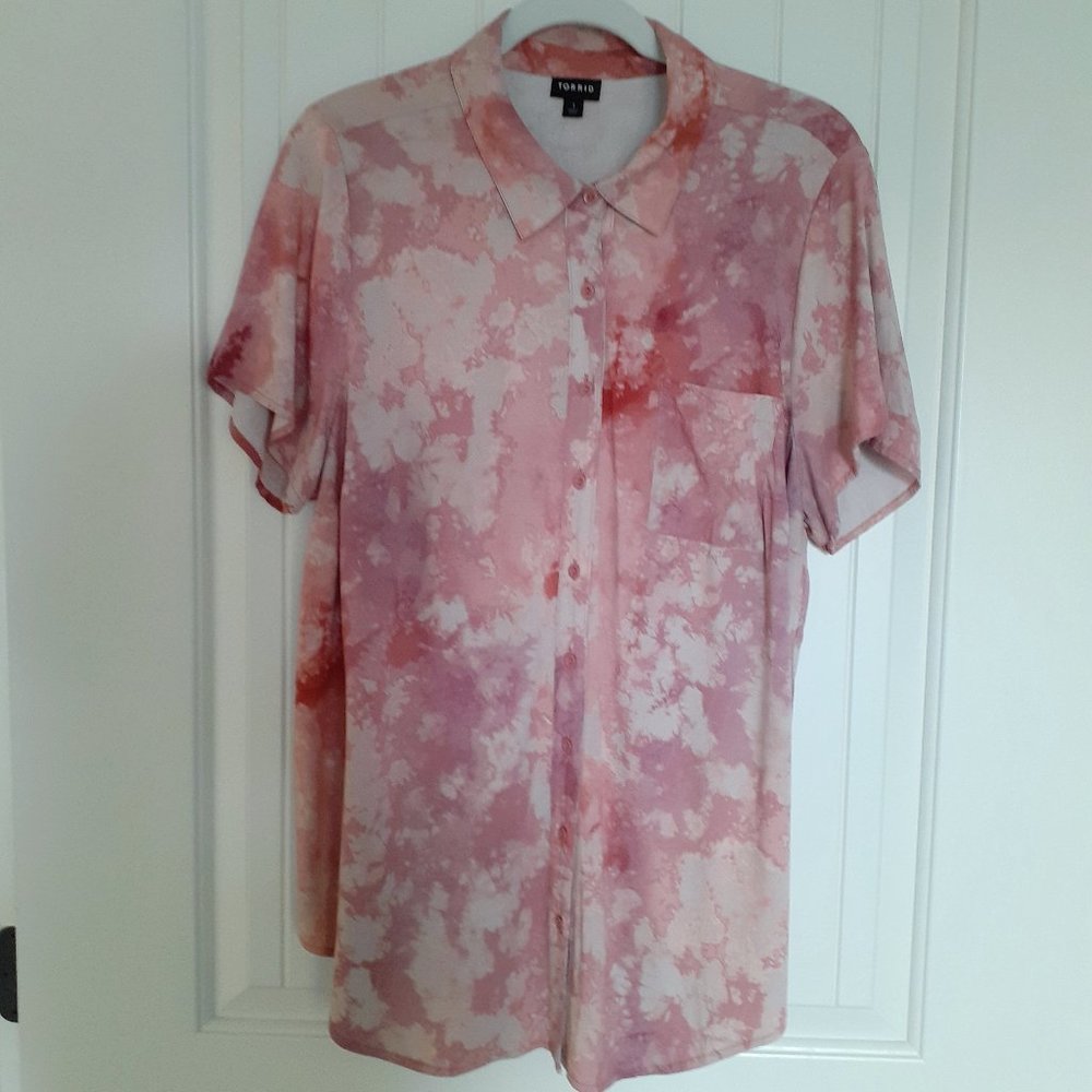 torrid Stretch Challis Button-Front Shirt in Dye Mushroom/pink tie-dye Size 1X